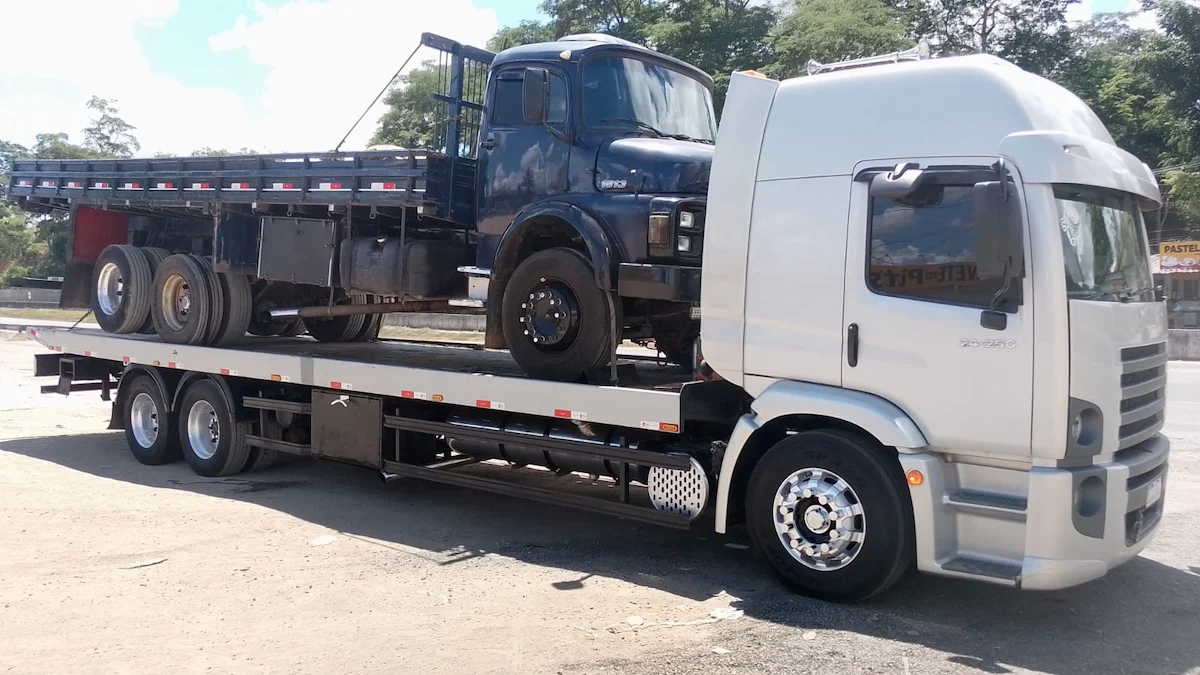 Caminhão guincho da Caio Auto Socorro prestando serviço de reboque pesado em Campos dos Goytacazes