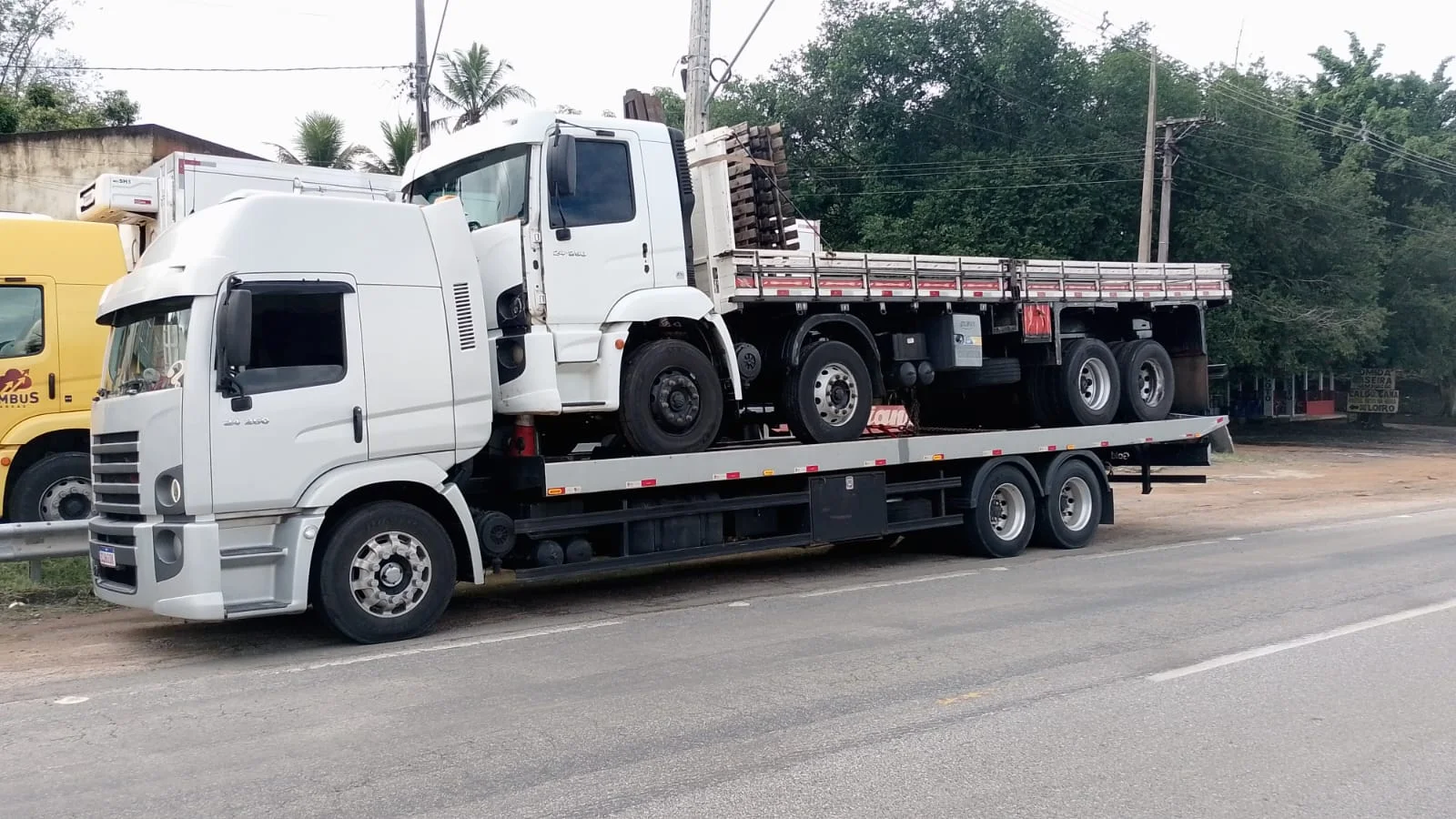 Reboque pesado de caminhão em rodovia próxima a Campos dos Goytacazes