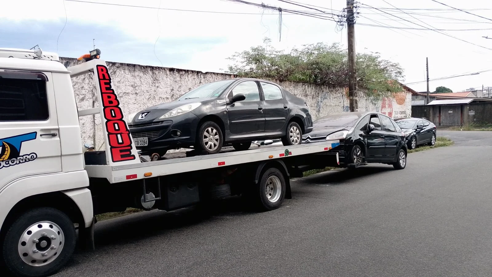 Reboque com frota própria em Campos dos Goytacazes guinchando dois veículos simultaneamente